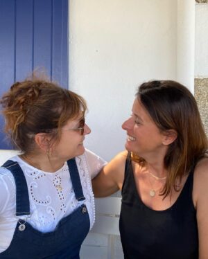 Anne Décis Instagram - Suite au franc succès qu’a remporté la publi de notre reportage au sein de la zone industrielle de Quimper, nous voulions vous partager la suite de nos aventures bigoudènes🥳

1 - de l’inconvénient d’ouvrir ses fenêtres quand la lumière est restée allumée.

2 - Après avoir raconté une histoire passionnante et formidablement drôle à Cécilia, qui ne peut réprimer un rire tonitruant, teinté d’admiration sans borne pour ce talent de narratrice dans lequel j’excelle régulièrement. Sans fausse modestie. Bien sûr.

3 - Non je ne suis pas en train de vérifier si un problème d’incontinence soudain apparaît. Je baisse simplement la tête.

4 - Aucune trace de salade entre nos dents. Ouf.

5 - Les meilleures imitations au monde du sourire de Lady di le jour de son mariage. 
Faut avoir la Ref, déso.

C’est cadeau.

@ceciliahornusoff 💙
📷 @emmakabouche 🌟