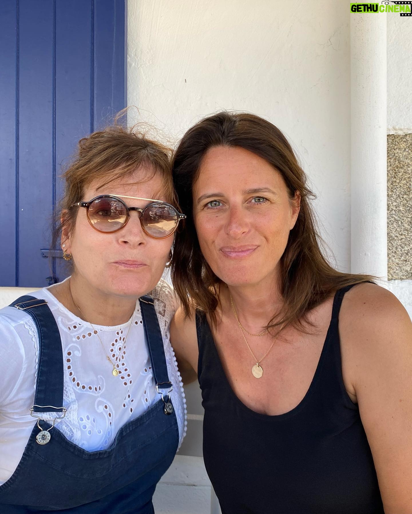 Anne Décis - 6.3K Likes - Suite au franc succès qu’a remporté la publi de notre reportage au sein de la zone industrielle de Quimper, nous voulions vous partager la suite de nos aventures bigoudènes🥳
1 - de l’inconvénient d’ouvrir ses fenêtres quand la lumière est restée allumée.
2 - Après avoir raconté une histoire passionnante et formidablement drôle à Cécilia, qui ne peut réprimer un rire tonitruant, teinté d’admiration sans borne pour ce talent de narratrice dans lequel j’excelle régulièrement. Sans fausse modestie. Bien sûr.
3 - Non je ne suis pas en train de vérifier si un problème d’incontinence soudain apparaît. Je baisse simplement la tête.
4 - Aucune trace de salade entre nos dents. Ouf.
5 - Les meilleures imitations au monde du sourire de Lady di le jour de son mariage.
Faut avoir la Ref, déso.
C’est cadeau.
@ceciliahornusoff 💙
📷 @emmakabouche 🌟