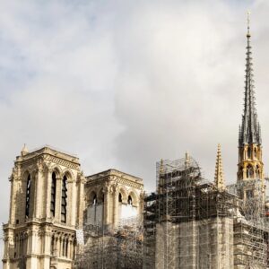Anne Hidalgo Instagram - Le 15 avril 2019, Notre-Dame était sauvée grâce à l'héroïsme des @pompiers_paris. Depuis, sa flèche trône de nouveau dans le ciel de Paris et dès la fin de l'année, elle rouvrira ses portes après 5 ans de reconstruction.
 
Une réouverture en un temps record, rendu possible par le talent immense et le dévouement total de tous les ingénieurs compagnons, ouvriers et artisans. Paris leur exprime son immense gratitude.

📷 Guillaume Bontemps & @josephinebrueder