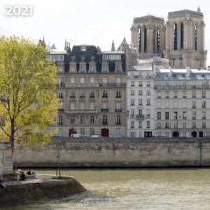 Anne Hidalgo Instagram - Le 15 avril 2019, Notre-Dame était sauvée grâce à l'héroïsme des @pompiers_paris. Depuis, sa flèche trône de nouveau dans le ciel de Paris et dès la fin de l'année, elle rouvrira ses portes après 5 ans de reconstruction.
 
Une réouverture en un temps record, rendu possible par le talent immense et le dévouement total de tous les ingénieurs compagnons, ouvriers et artisans. Paris leur exprime son immense gratitude.

📷 Guillaume Bontemps & @josephinebrueder