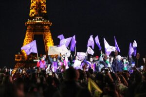 Anne Hidalgo Instagram - L'IVG dans la constitution, c'est fait ! 💜
 
Ce soir, Paris et la France célèbrent cette victoire historique pour les femmes.
 
À toutes celles qui se battent partout dans le monde pour leurs droits et qui nous regardent : nous serons toujours à vos côtés, n'abandonnez pas, votre combat est juste.

📷 Guillaume Bontemps / Ville de Paris