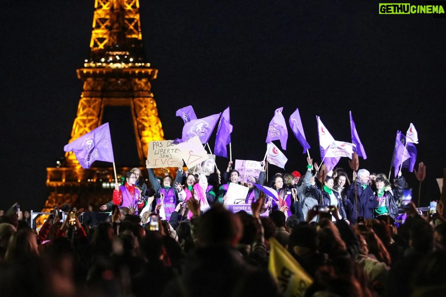 Anne Hidalgo - 13.6K Likes - L'IVG dans la constitution, c'est fait ! 💜
Ce soir, Paris et la France célèbrent cette victoire historique pour les femmes.
À toutes celles qui se battent partout dans le monde pour leurs droits et qui nous regardent : nous serons toujours à vos côtés, n'abandonnez pas, votre combat est juste.
📷 Guillaume Bontemps / Ville de Paris