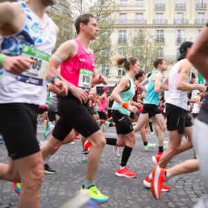 Anne Hidalgo Instagram - C'est parti pour le 47e @parismarathon ! À 125 jours du marathon olympique, nous battons ce matin un nouveau record avec plus 55 000 coureurs dont près de la moitié qui viennent courir leur 1er marathon ! Et plus de femmes que jamais : elles sont 26% 🏃🏻‍♀️

Bonne course à toutes et tous !

📷 @josephinebrueder