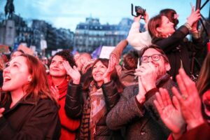 Anne Hidalgo Instagram - L'IVG dans la constitution, c'est fait ! 💜
 
Ce soir, Paris et la France célèbrent cette victoire historique pour les femmes.
 
À toutes celles qui se battent partout dans le monde pour leurs droits et qui nous regardent : nous serons toujours à vos côtés, n'abandonnez pas, votre combat est juste.

📷 Guillaume Bontemps / Ville de Paris