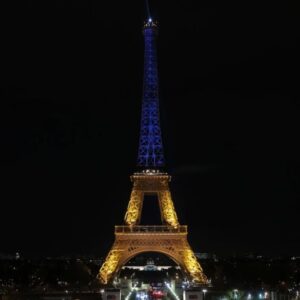 Anne Hidalgo Instagram - Deux ans après le début de la guerre menée par la Russie de Vladimir Poutine, notre soutien à l’Ukraine et notre amitié indéfectible ne faiblissent pas. Paris reste à jamais solidaire du peuple ukrainien. Nous continuerons à défendre leur droit à un avenir qu’ils auront eux-mêmes choisi, librement.

---

Two years after the start of Vladimir Putin's Russian-led war, our commitment to Ukraine and our friendship remain unwavering. Paris stands forever in solidarity with the Ukrainian people. We will continue to defend their right to a future they have freely chosen for themselves.

---

Через два роки після початку війни Росії під проводом Володимира Путіна наша відданість Україні та наша дружба залишаються непохитними. Париж назавжди з українським народом. Ми захищатимемо його право на те майбутнє, яке він обрав для себе сам.

#WeStandWithUkraine 🇺🇦

📷 @josephinebrueder / Ville de Paris