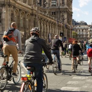Anne Hidalgo Instagram - 10 ans de transformation de Paris pour les Parisiennes et les Parisiens.

Les chiffres sont là : en dix ans, 40% de trafic automobile et de pollution en moins, 550km de pistes cyclables supplémentaires, 155 000 arbres plantés, 700 000 Parisiennes et Parisiens vivent aujourd'hui dans un logement social, 5420 places créées en crèches et le premier tarif de cantine à 13 centimes, inchangé depuis 2014.

Et on continue ! 

📸 @josephinebrueder, @jbgurliat, Guillaume Bontemps, @soniayassa, Clément Dorval