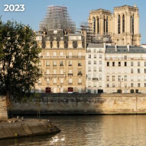 Anne Hidalgo Instagram - Le 15 avril 2019, Notre-Dame était sauvée grâce à l'héroïsme des @pompiers_paris. Depuis, sa flèche trône de nouveau dans le ciel de Paris et dès la fin de l'année, elle rouvrira ses portes après 5 ans de reconstruction.
 
Une réouverture en un temps record, rendu possible par le talent immense et le dévouement total de tous les ingénieurs compagnons, ouvriers et artisans. Paris leur exprime son immense gratitude.

📷 Guillaume Bontemps & @josephinebrueder