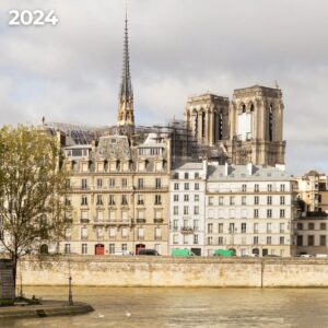Anne Hidalgo Instagram - Le 15 avril 2019, Notre-Dame était sauvée grâce à l'héroïsme des @pompiers_paris. Depuis, sa flèche trône de nouveau dans le ciel de Paris et dès la fin de l'année, elle rouvrira ses portes après 5 ans de reconstruction.
 
Une réouverture en un temps record, rendu possible par le talent immense et le dévouement total de tous les ingénieurs compagnons, ouvriers et artisans. Paris leur exprime son immense gratitude.

📷 Guillaume Bontemps & @josephinebrueder