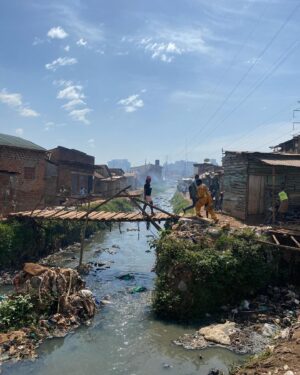 Anne Hjernøe Instagram - På besøg hos Muhammad der styrer et projekt i et af de største slumområder i Kampala, hvor de arbejde med at genbruge plastik og med at dyrker grøntsager, svampe og lave gødning. Det er de sejeste folk, der gør et kæmpe stykke arbejde for at hjælpe sig selv og andre. Vi har grint og grædt, og bliver endnu engang mindet om hvor priviligerede vi er❤️ #anneogandersiafrika #kakaisgold