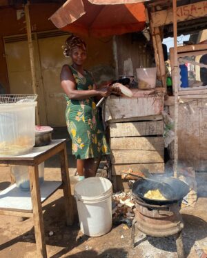 Anne Hjernøe Instagram - På besøg hos Muhammad der styrer et projekt i et af de største slumområder i Kampala, hvor de arbejde med at genbruge plastik og med at dyrker grøntsager, svampe og lave gødning. Det er de sejeste folk, der gør et kæmpe stykke arbejde for at hjælpe sig selv og andre. Vi har grint og grædt, og bliver endnu engang mindet om hvor priviligerede vi er❤️ #anneogandersiafrika #kakaisgold