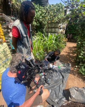 Anne Hjernøe Instagram - På besøg hos Muhammad der styrer et projekt i et af de største slumområder i Kampala, hvor de arbejde med at genbruge plastik og med at dyrker grøntsager, svampe og lave gødning. Det er de sejeste folk, der gør et kæmpe stykke arbejde for at hjælpe sig selv og andre. Vi har grint og grædt, og bliver endnu engang mindet om hvor priviligerede vi er❤️ #anneogandersiafrika #kakaisgold