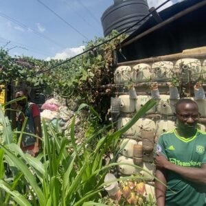 Anne Hjernøe Instagram - På besøg hos Muhammad der styrer et projekt i et af de største slumområder i Kampala, hvor de arbejde med at genbruge plastik og med at dyrker grøntsager, svampe og lave gødning. Det er de sejeste folk, der gør et kæmpe stykke arbejde for at hjælpe sig selv og andre. Vi har grint og grædt, og bliver endnu engang mindet om hvor priviligerede vi er❤️ #anneogandersiafrika #kakaisgold