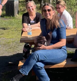 Anne Hjernøe Instagram - Buksedragt-gate! Der er SÅ mange af jer der har sendt mig beskeder om denne buksedragt. Den er et par år gammel og jeg har fået en skrædder til at sy den om og fjerne de lange ærmer og flagrende bukseben. Nu er den ca. 1 kg. lettere, men jo så desværre ikke til at købe. Beklager. Nyd lørdagen, håber solen skinner på jer❤️