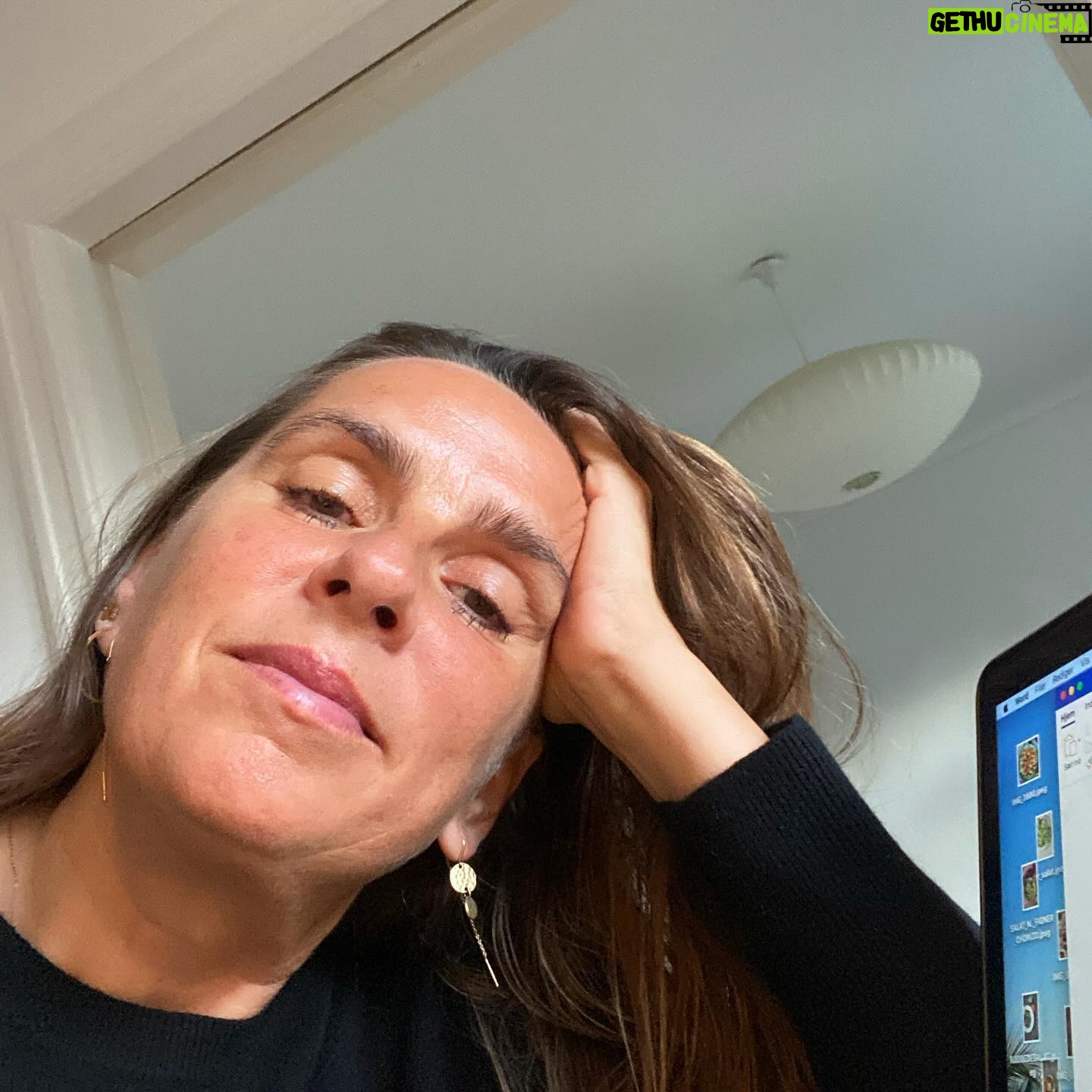 Anne Hjernøe - 2K Likes - Kære venner❤️ Her er der stilhed før stormen, kunne jeg fristes til at skrive, jeg sidder lige nu dybt begravet i min næste bog. Men i morgen holder jeg foredrag i Herning, torsdag er der foredrag i Vejle og ugen efter foredrag i Kragelund & Kalundborg. Tjek linket i min profil for steder og datoer, hvis du vil med, der er også foredrag i Slangerup og Hvidovre. I linket ligger også forårets kurser, i Marrakech, på Mallorca & Læsø, hvis du vil med mig ud og rejse lidt. I næste uge begynder @winnie_methmann og jeg at skyde fotos til bogen og ugen efter rejser Anders & jeg til Zimbabwe på optagelse, og senere på foråret tager vi til Uganda, Marokko og Senegal. Men stort og dybtfølt tak fordi I følger med herinde og sender søde hilsner når der bliver lidt for stille, det er bare fordi jeg skriver 😉Jeg håber at se jer til enten foredrag eller kurser undervejs, pas på jer selv❤️ #reklame #reklameforegnekurser