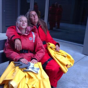 Anne Hjernøe Instagram - Kender I det der med at få et foto man aldrig har set før? På vej ud og se på hvaler i Canada med @camillehjernoe i 2014❤️🐳Vi prøver at se lidt seje ud;) #elsker #canada #hvaler