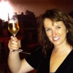 Anne Roumanoff Instagram – Que cette nouvelle année vous soit douce … On a survécu à 2020 et 2021 , on viendra à bout de 2022 ! 💪🔥