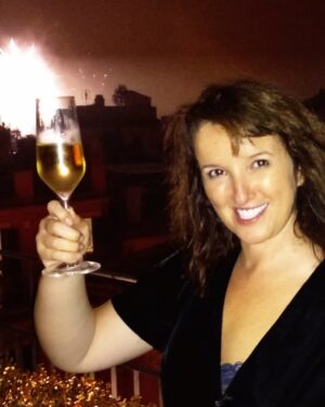 Anne Roumanoff Instagram - Que cette nouvelle année vous soit douce … On a survécu à 2020 et 2021 , on viendra à bout de 2022 ! 💪🔥