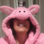 Anne Roumanoff Instagram – Mes filles m’ont offert un costume de Licorne . Je ne sais pas trop comment je dois le prendre …