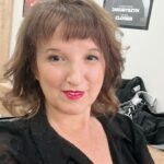 Anne Roumanoff Instagram - Émission à @bfmbusiness avec @audreytcherkoff - Merci @michaelktour pour la coiffure .