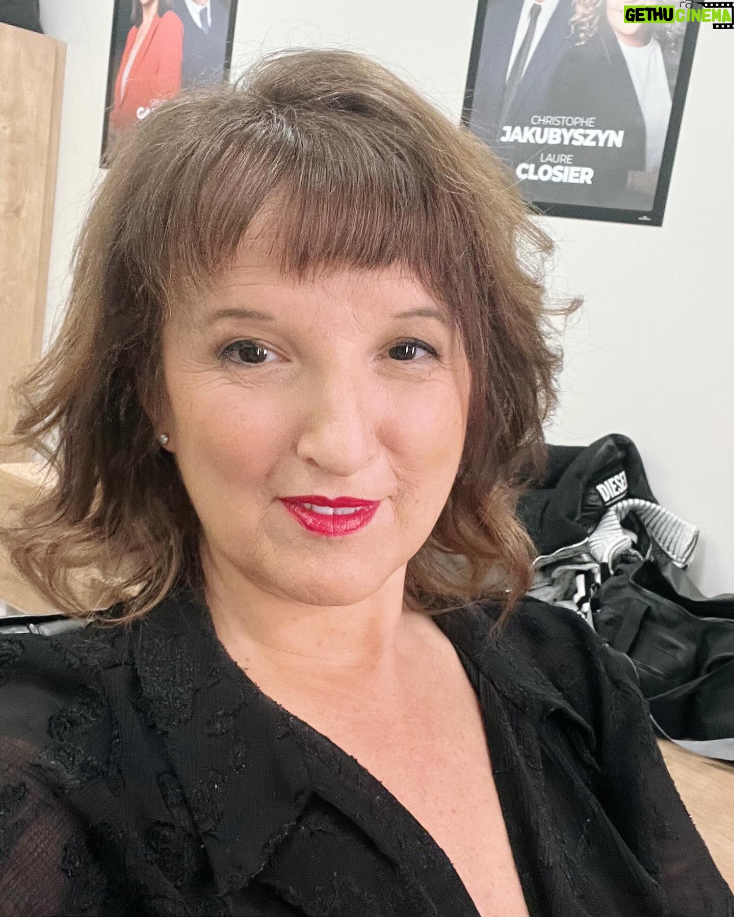 Anne Roumanoff Instagram - Émission à @bfmbusiness avec @audreytcherkoff - Merci @michaelktour pour la coiffure .