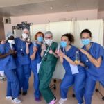 Anne Roumanoff Instagram - 20h00 l'heure de rendre hommage à nos soignants 🙏🙏🙏❤️❤️❤️ La joie de l'équipe hospitalière de l'Hôpital Bichat suite à une livraison de matériel ♥️ @solidaritesoignants #soignants #humanité #infirmières