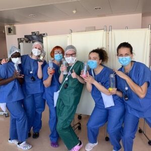 Anne Roumanoff Instagram - 20h00 l'heure de rendre hommage  à nos soignants 🙏🙏🙏❤️❤️❤️
La joie de l'équipe hospitalière de l'Hôpital Bichat suite à une livraison de matériel ♥️ @solidaritesoignants #soignants #humanité #infirmières
