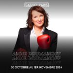 Anne Roumanoff Instagram - 🥊 L’expérience de la vie ? C’est être une femme d’expérience ou être toujours en train d’expérimenter ? Quand maturité rime avec curiosité, @anneroumanoff porte dans ce nouveau spectacle un regard narquois et joyeux sur les grandes transformations de notre société : nouveau langage, nouveaux comportements, nouveaux métiers. Vous y croiserez notamment une coach américaine en relation de couple, vous entendrez une version revisitée des contes de fées, un poème sur les influenceurs et des commentaires savoureux sur l’actualité politique et sociale. Un spectacle déconstruit par une femme expérimentée qui rêve de se reconstruire. 🎫 Billetterie en bio !