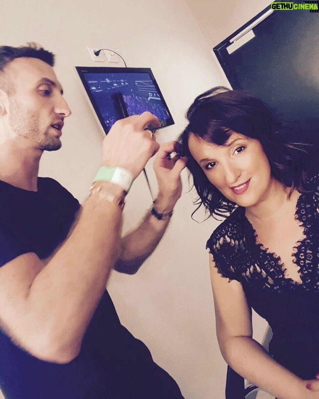 Anne Roumanoff Instagram - Une bonne maquilleuse, un bon coiffeur et un filtre ... et voilà !