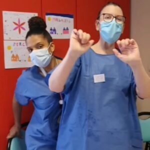 Anne Roumanoff Instagram - La joie de l'équipe soignante de l'Hôpital Bichat devant les gourmandises du traiteur parisien Sédillot 🙏 Merci ♥️ Le combat continue ! #👊 @solidaritesoignants .#Solidarite #soignants #infirmières #humanité