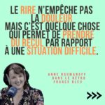 Anne Roumanoff Instagram - Anne Roumanoff était notre invitée « Dans le rétro » 🖤« Maintenant, quand quelqu’un a un deuil, on n’appelle plus la personne, on ne va plus la voir, on lui envoie juste des émoticônes. » 👨‍🏫👩‍⚕️« Les soignants et les profs sont les derniers remparts de la société. » 🥲 « Le rire n’empêche pas la douleur mais c’est quelque chose qui permet de prendre du recul par rapport à une situation difficile. » ❓« C’est important de se questionner sur sa manière d’être. Après, ce n’est pas pour ça qu’on arrive à changer. » 🎧 Podcast sur les appli ICI ou Radiofrance et sur toutes les plateformes. 📻 Chaque Samedi et dimanche dès 14h l’interview #dansleretro sur France Bleu 🎭 « L’expérience de la vie » à l’Olympia le 26/12 et en tournée #anneroumanoff #pensée #philosophiedevie