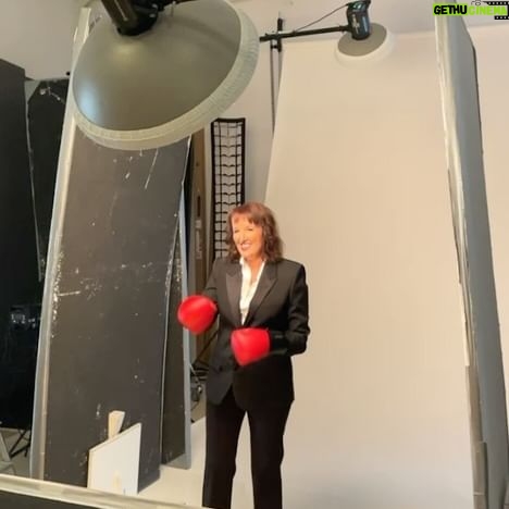 Anne Roumanoff Instagram - Séance photo pour la nouvelle affiche du nouveau spectacle avec @catillonvirginie_makeup @mickaellatour @pascalito @lionel Basseville @caroline_arcache @jacquesmetges @littlebrosproductions 💥