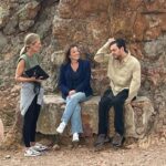 Anne Roumanoff Instagram - Tournage dans le massif de l’Esterel Chemins de traverse @kevadams @agathelecaron @france 3 @martange_production