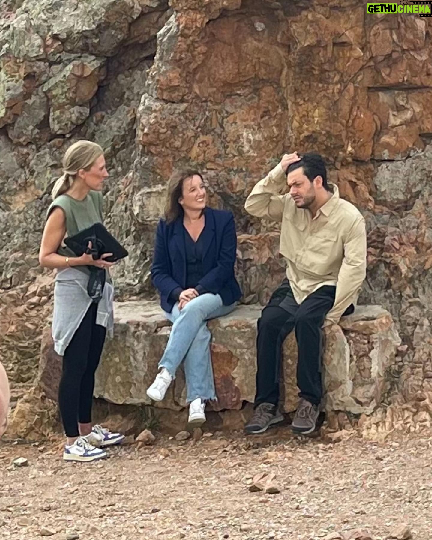 Anne Roumanoff Instagram - Tournage dans le massif de l’Esterel Chemins de traverse @kevadams @agathelecaron @france 3 @martange_production