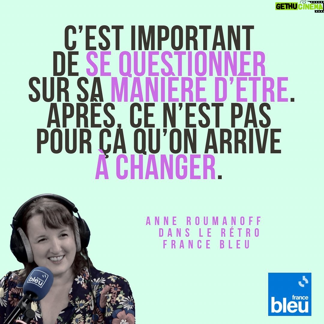 Anne Roumanoff Instagram - Anne Roumanoff était notre invitée « Dans le rétro » 🖤« Maintenant, quand quelqu’un a un deuil, on n’appelle plus la personne, on ne va plus la voir, on lui envoie juste des émoticônes. » 👨🏫👩⚕️« Les soignants et les profs sont les derniers remparts de la société. » 🥲 « Le rire n’empêche pas la douleur mais c’est quelque chose qui permet de prendre du recul par rapport à une situation difficile. » ❓« C’est important de se questionner sur sa manière d’être. Après, ce n’est pas pour ça qu’on arrive à changer. » 🎧 Podcast sur les appli ICI ou Radiofrance et sur toutes les plateformes. 📻 Chaque Samedi et dimanche dès 14h l’interview #dansleretro sur France Bleu 🎭 « L’expérience de la vie » à l’Olympia le 26/12 et en tournée #anneroumanoff #pensée #philosophiedevie