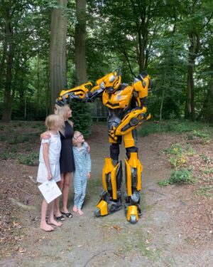 Annelien Coorevits Instagram - Groot bezoek! Gisteren kwam niemand minder dan Bumblebee bij ons op bezoek. Eerlijk? Ik had misschien wat hulp ingeroepen want Luís heeft nog altijd schrik om alleen te slapen. En zo zijn er meer kinderen die wel eens een duwtje in de rug kunnen gebruiken. Speciaal daarvoor lanceert Transformers de Bravery Boost. Een hulplijn die ingezet kan worden wanneer kinderen iets spannend vinden. Alle kinderen kunnen een persoonlijke video ontvangen van Bumblebee via de link in bio. Ook maakt er een kind kans op een echt persoonlijk bezoek, net zoals Luís. Laat een reactie achter onder deze post waarom en welk kind dit kan gebruiken. Wie weet staat Bumblebee plots daar om de eerste schooldag, een eerste zwemles of ander spannend moment te helpen overwinnen. Bij ons liet het alvast een grote indruk na, en ja hoor, de eerste nacht alleen was een feit! #BraveryBoost  http://braveryboost.com/nl