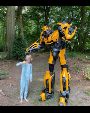 Annelien Coorevits Instagram - Groot bezoek! Gisteren kwam niemand minder dan Bumblebee bij ons op bezoek. Eerlijk? Ik had misschien wat hulp ingeroepen want Luís heeft nog altijd schrik om alleen te slapen. En zo zijn er meer kinderen die wel eens een duwtje in de rug kunnen gebruiken. Speciaal daarvoor lanceert Transformers de Bravery Boost. Een hulplijn die ingezet kan worden wanneer kinderen iets spannend vinden. Alle kinderen kunnen een persoonlijke video ontvangen van Bumblebee via de link in bio. Ook maakt er een kind kans op een echt persoonlijk bezoek, net zoals Luís. Laat een reactie achter onder deze post waarom en welk kind dit kan gebruiken. Wie weet staat Bumblebee plots daar om de eerste schooldag, een eerste zwemles of ander spannend moment te helpen overwinnen. Bij ons liet het alvast een grote indruk na, en ja hoor, de eerste nacht alleen was een feit! #BraveryBoost  http://braveryboost.com/nl