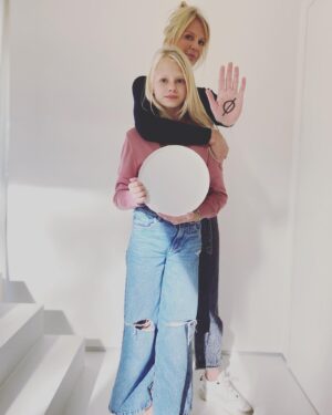Annelien Coorevits Instagram - Een leeg bord, dat is pas echt schrikken. Voor ons misschien moeilijk in te beelden maar voor 1 kind op 10 is dit dagelijkse kost... Meer dan 43.000 (!!!) kinderen in België leven in extreme armoede.  Doorbreek samen met ons de armoedecirkel en steun deze kinderen met jouw donatie via Stichting Pelicano.  Wij steunen alvast de Week Tegen Kinderarmoede van Stichting Pelicano. Meer info vind je op de site: www.weektegenkinderarmoede.be 💖