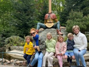 Annelien Coorevits Instagram - Familie momenten zijn de beste 💖 @efteling @stephcoorevits @moniquehoedemakers #efteling#familyfirst#wonderlijk