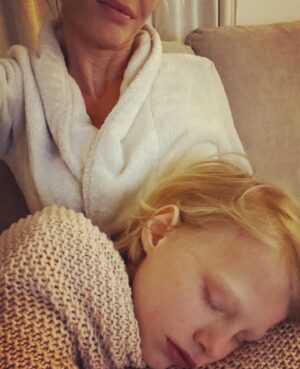 Annelien Coorevits Instagram - Beste moment van de dag 🤍 #myman #mykids @Luís