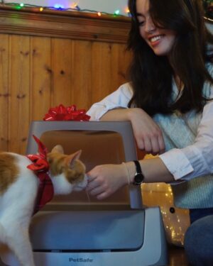 Anneliese Judge Instagram - Let me drop this gem for y’all - @petsafe Scoop-free Litterbox is an absolute game changer. I don’t have to scoop litter anymore and Mister Jack thinks the automatic rake is just the coolest thing. I don’t blame him. 

Merry Christmas to me! And if you know a good thing when you see it on your IG Feed… To you too. 🎄

#PetSafe #UnleashJoy