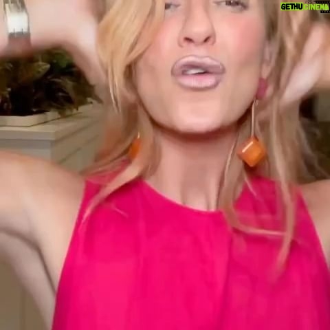 Anneliese van der Pol Instagram - @millenialkyle @thechristycarlsonromano @bignamebitches #millennials #90s #shaniatwain #y2k