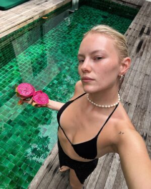 Annet Charitonova Instagram - skin treatment: kremy na predpis (zkousime tento rok oficialne vylecit neverending akne🤞🏼), hydratace, slana voda, slunce a hoooodne SPF!!! drzim palce sobe i vsem kdo to resite tez 🥲🐣