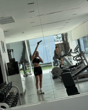 Annet Charitonova Instagram - skin treatment: kremy na predpis (zkousime tento rok oficialne vylecit neverending akne🤞🏼), hydratace, slana voda, slunce a hoooodne SPF!!! drzim palce sobe i vsem kdo to resite tez 🥲🐣