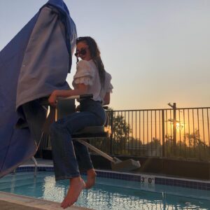 Annie Hamilton Instagram - Let my yellow finger be a lesson to you all