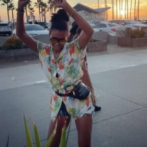 Annie Ilonzeh Instagram - Hey Annie, what are your plans for the rest of the year?
Me: I’m hip thrusting, wearing floral prints, and tending to my plants. 
.
.
#thatsall #floralprint #plantlady #happyholidays