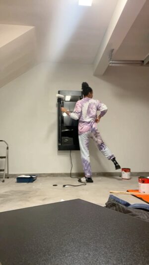 Annie Ilonzeh Instagram - Garage DIY.
Finally completed my garage/home gym, and I love it. 
-painted the walls and ceiling
-updated the electrical
-epoxy’d the floor
-organized and consolidated storage
-set up my sauna!
-pushed through during a breakdown 🙌🏽😂

#diy #handywoman #garage #garagegym #homedecor #homegym #painting
