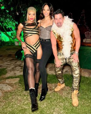 Annie Ilonzeh Instagram - Halloween ‘21
.
#happyhalloween #tillnexttime #goldteam