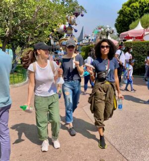Annie Ilonzeh Instagram - “Churr’All I Need”
-Churro Gang
@minkakelly @conorleslie 
.
.
#girlgang #disneyland #puns #and #churros