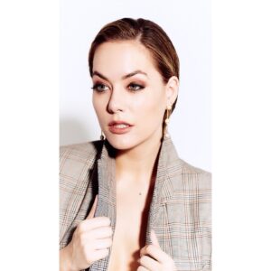 Annika Noelle Instagram - Happy Valentine’s Day Sweethahts*
*(pronounce in Boston accent for full effect.)
📸: @trevorpikhart 💄: @catsherwin