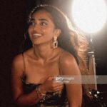 Anousha Instagram – .
“First they ignore you. Then they laugh at you. Then they fight you. THEN YOU WIN”
~Gandhi
A dreamy night with my @onyourkneesseries team on the red carpet.
I feel beyond grateful to be a part of this project. To work with the talented @eimanne our director/writer and the team that she gathered to creat magic together.
___________________________________________
به عكس هاي فرش قرمز سريال كه @onyourkneesseries كه تازگي دارم توش بازي ميكنم نگاه ميكردم. ياد ٥ سال پيش افتادم.
كه از كجا شروع كردم. كه با يك ماشين قديمي قراضه زدم به جاده كه تاحالا توش يك بار هم رانندگي نكرده بودم اومدم به يك شهري كه هيچ ازش نميدونم تا در پر رقابت ترين حرفه دنيا در شهري كه ميليون ها ادم توش ميخوان بازيگري كنن كار كنم.
هيچي نداشتم. هيچ چيزي بلد نبودم. هيچ كسي رو نميشناختم. هيچ پارتي نداشتم. اصلا نميدونستم از كجا و چطوري بايد ورود بزنم.
هيچ از سيستم و صنعت هالييود نميدونستم.
فقط دو تا چيز داشتم:
اميد و كنجكاوي
اين دو گنج رو در درونم جوري نهادينه كردم كه هيچ ترسي بر من سوار نشه.
و الان اين عكس ها رو با شما قسمت ميكنم.
روياهاي كه براي من رويا نبود و هدف بود
و حال زندگيشون ميكنم. 🤲🏼🌅
___________________________________________
#actor #actorslife🎬 #gettyimages
#تازه_شروع_ماجراست